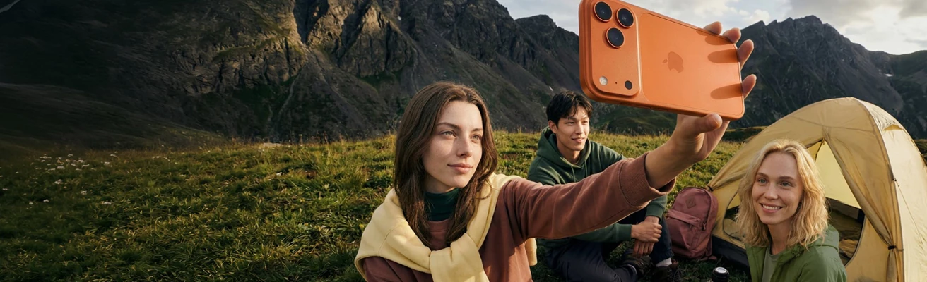 Компания друзей с iPhone в горах